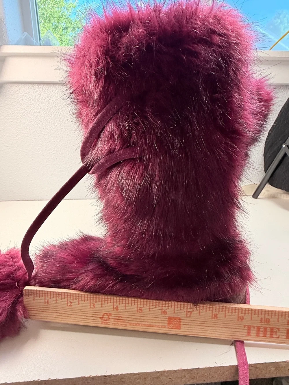 Colin Stuart Deep Burgundy Faux Fur Pom Pom Winter Boots Women’s Size 7 Y2K